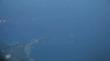 Okyanustaki bir uçak penceresinden bak..