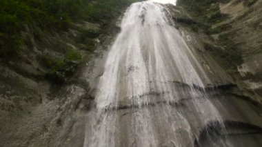 Güzel tropik şelale. Filipinler Cebu Adası.