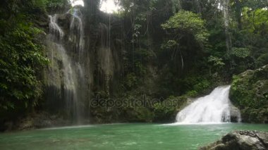 Güzel tropik şelale. Filipinler Cebu Adası.
