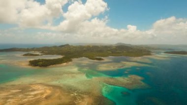 Havadan görünümü tropikal lagün, deniz, plaj. Tropik ada. Siargao, Türkiye.