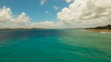 Su yüzey havadan görünümü. Siargao Adası Filipinler.