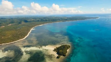 Hava güzel bir plaj tropikal bir adada görüntüleyin. Filipinler, Siargao.