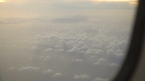 Θέα από ένα παράθυρο αεροπλάνου στον ωκεανό. — Αρχείο Βίντεο