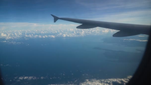 Kilátás egy repülőgép ablakából az óceánon. — Stock videók