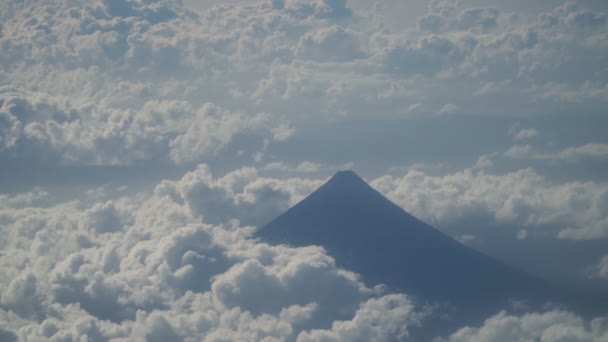 Uitzicht vanuit het raam van een vliegtuig op de bergen. — Stockvideo