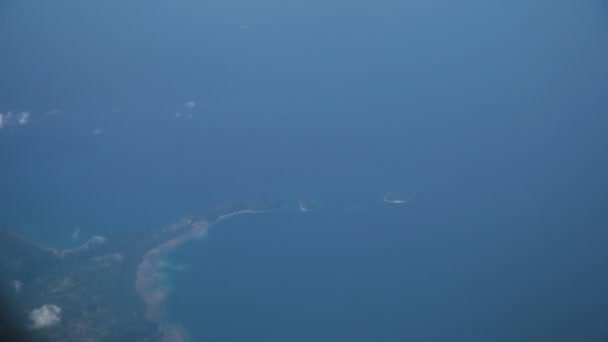 Pohled z okna letadla na oceánu. — Stock video