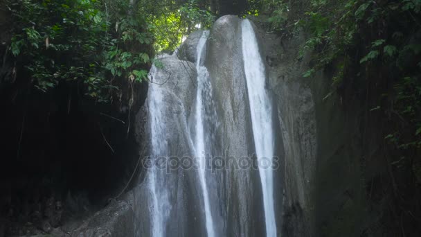 Hermosa cascada tropical. Filipinas Isla de Cebú . — Vídeo de stock