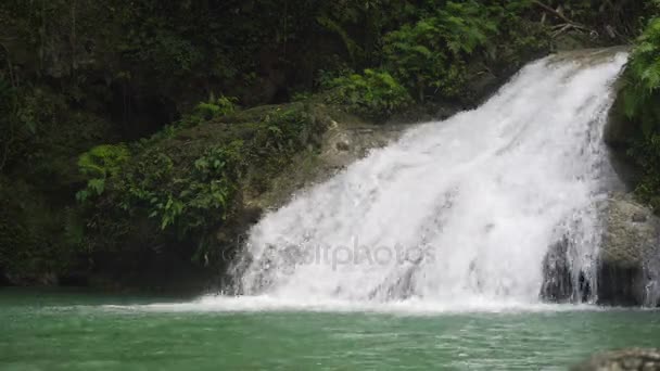 Hermosa cascada tropical. Filipinas Isla de Cebú . — Vídeos de Stock