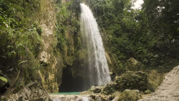 Pięknym tropikalnym wodospadem. Wyspa Cebu Filipiny. — Wideo stockowe