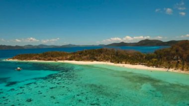 Havadan görünümü güzel plaj tropikal bir ada Malcapuya. Filipinler.