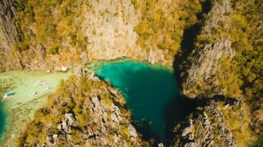 Havadan görünümü İki Yataklı göl, deniz, plaj. Tropik ada. Busuanga, Palawan, Filipinler.