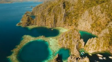 Havadan görünümü İki Yataklı göl, deniz, plaj. Tropik ada. Busuanga, Palawan, Filipinler.