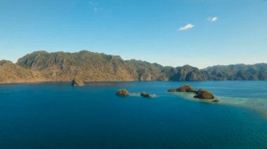 Hava manzaralı tropikal göl, deniz, sahil. Tropikal ada. Busuanga, Palawan, Filipinler.