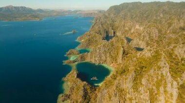 Havadan görünümü İki Yataklı göl, deniz, plaj. Tropik ada. Busuanga, Palawan, Filipinler.