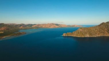 Hava manzaralı tropikal göl, deniz, sahil. Tropikal ada. Busuanga, Palawan, Filipinler.