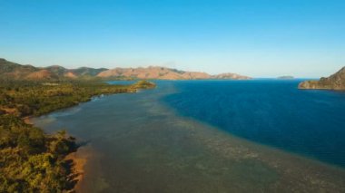 Hava manzaralı tropikal göl, deniz, sahil. Tropikal ada. Busuanga, Palawan, Filipinler.