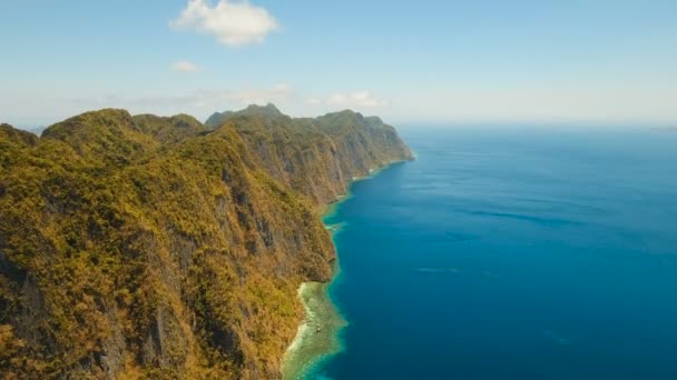 Widok z lotu ptaka tropikalna laguna, morze, plaża. Tropikalna wyspa. Busuanga, Palawan, Filipiny. — Wideo stockowe