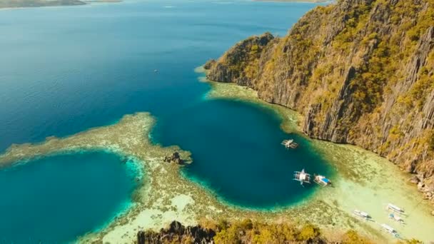 Vista aérea Lagoa gêmea, mar, praia. Ilha tropical. Busuanga, Palawan, Filipinas . — Vídeo de Stock