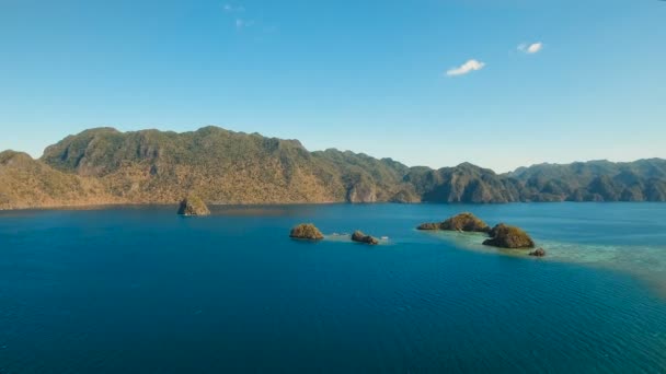 Letecký výhled tropické laguny, moře, pláž. Tropický ostrov. Busuanga, Palawan, Filipíny. — Stock video