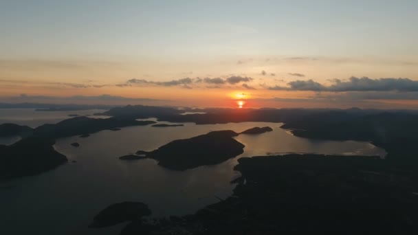 Hermosa puesta de sol sobre el mar, vista aérea. Isla de Busuanga Filipinas . — Vídeo de stock