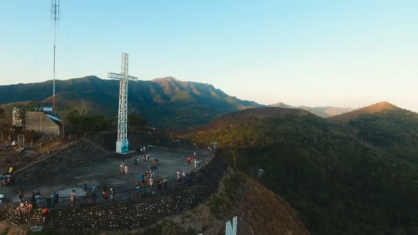 Znak na mieście Coron na wzgórzu. Krzyż na wzgórzu, Coron, Filipiny, Palawan Busuanga. — Wideo stockowe