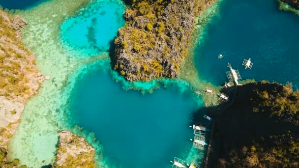 Wunderschöne Lagune im Kajangan-See, Philippinen, Koron, Palawan. — Stockvideo