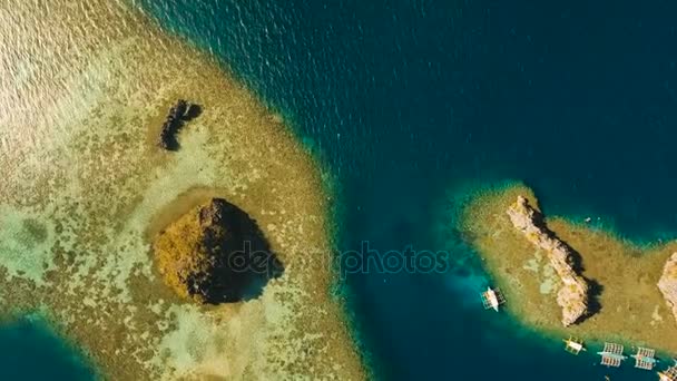 Uitzicht vanuit de lucht tropische lagune, zee, strand. Tropisch eiland. Busuanga, Palawan, Filipijnen. — Stockvideo