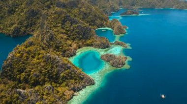 Hava manzaralı tropikal göl, deniz, sahil. Tropikal ada. Busuanga, Palawan, Filipinler.