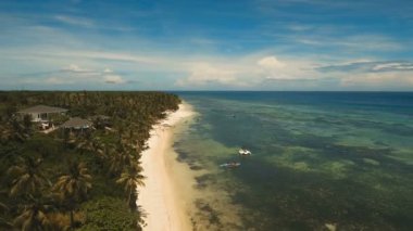 Hava güzel bir plaj tropikal bir adada görüntüleyin. Filipinler, Anda alan.