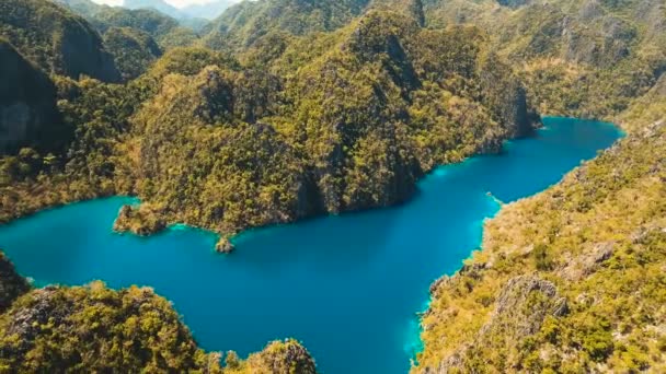 Lago di montagna Kayangan su un'isola tropicale, Filippine, Coron, Palawan . — Video Stock