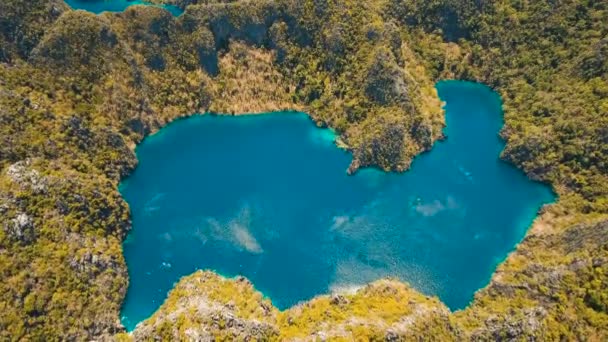 Montanha lago Barracuda em uma ilha tropical, Filipinas, Coron, Palawan. — Vídeo de Stock