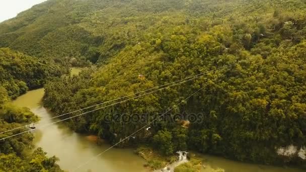 Přitažlivost zipline v džungli na ostrově Bohol, Filipíny. — Stock video