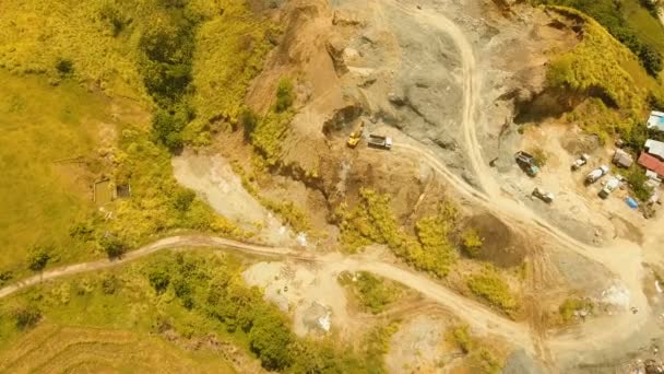 La excavadora carga camión en la cantera. Filipinas, Bohol . — Vídeo de stock