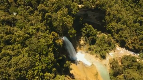 Prachtige tropische waterval. Filippijnen-Bohol eiland. — Stockvideo