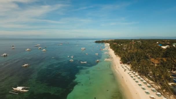 Vue aérienne belle plage d'Alona sur une île tropicale Bohol. Philippines. — Video