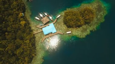 Hava manzaralı tropikal göl, deniz, sahil. Bucas Grande Adası, Sohoton Koyu. Filipinler.