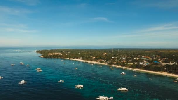 Letecký pohled krásná pláž Alona na tropickém ostrově Bohol. Filipíny. — Stock video