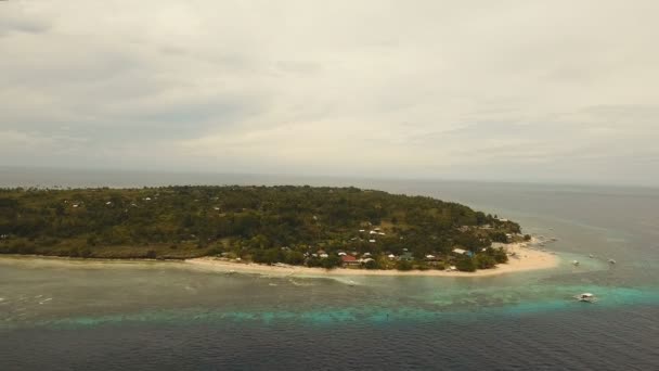 Anteny Zobacz pięknej plaży na tropikalnej wyspie. Filipiny, Pamilacan. — Wideo stockowe