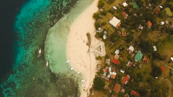 Antenne bekijken strand op een tropisch eiland. Filippijnen, Pamilacan. — Stockvideo