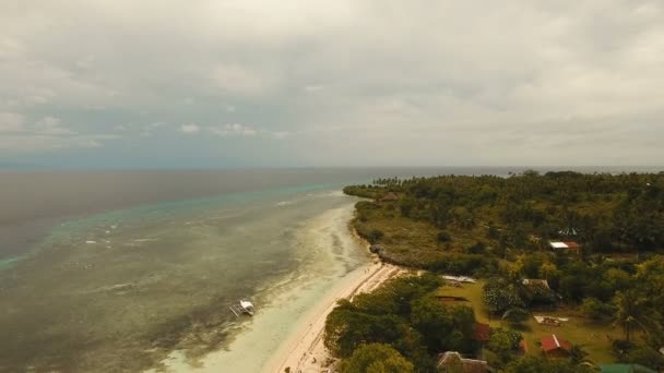 Anteny Zobacz pięknej plaży na tropikalnej wyspie. Filipiny, Pamilacan. — Wideo stockowe