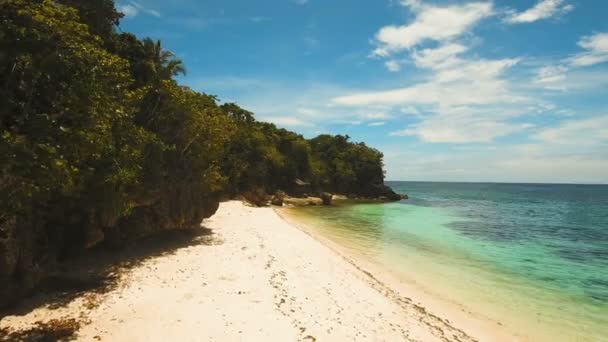 Vista aérea hermosa playa en una isla tropical. Filipinas, zona de Anda . — Vídeos de Stock