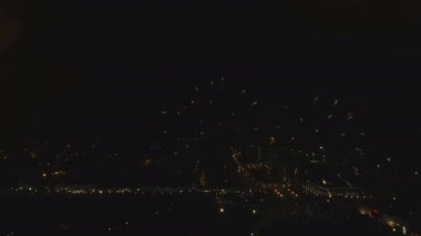 Gece gökyüzünde havai fişekler