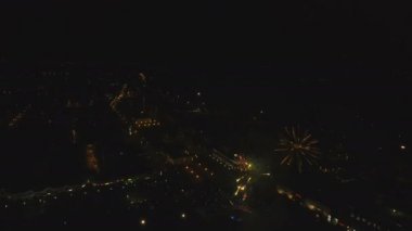 Gece gökyüzünde havai fişekler