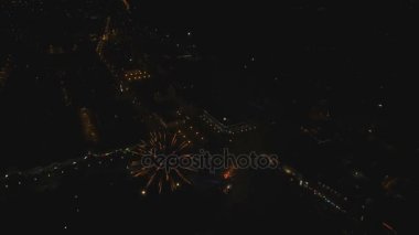 Gece gökyüzünde havai fişekler