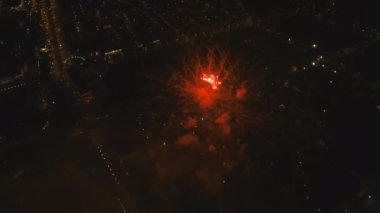 Gece gökyüzünde havai fişekler