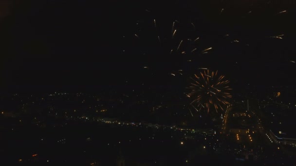 Fuegos artificiales en el cielo nocturno — Vídeos de Stock