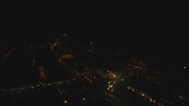 Feux d'artifice dans le ciel nocturne — Video