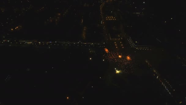 Feux d'artifice dans le ciel nocturne — Video