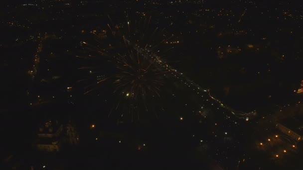 Fuegos artificiales en el cielo nocturno — Vídeo de stock