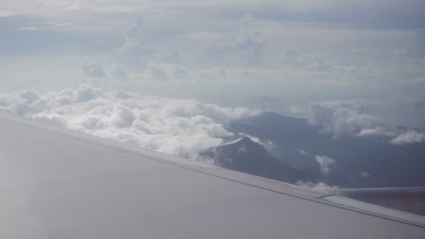 Вид из окна самолета. — стоковое видео